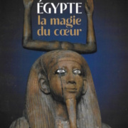 Couverture du livre Egypte la magie du coeur. Statue en bois d'un pharaon avec les bras en forme de Ka au-dessus de sa tête.
