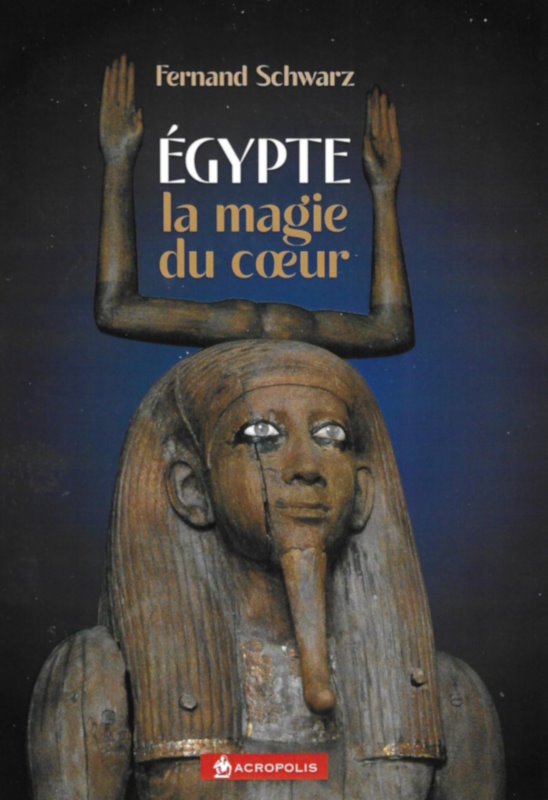 Couverture du livre Egypte la magie du coeur. Statue en bois d'un pharaon avec les bras en forme de Ka au-dessus de sa tête.